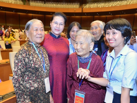 Chủ tịch Quốc hội Nguyễn Thị Kim Ngân gặp mặt 300 Mẹ Việt Nam Anh hùng tiêu biểu  ảnh 2