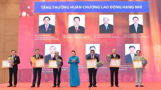 Chủ tịch Quốc hội Nguyễn Thị Kim Ngân tham dự Lễ trao Huân chương Lao động cho lãnh đạo Quốc hội ảnh 6