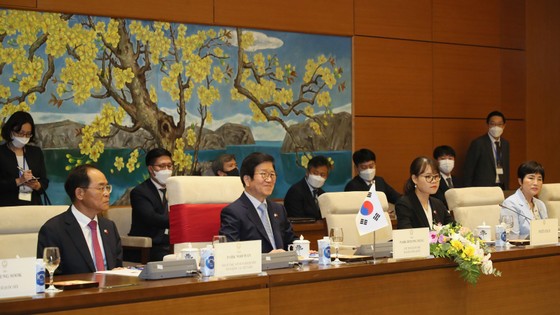 Chủ tịch Quốc hội Nguyễn Thị Kim Ngân đón và hội đàm với Chủ tịch Quốc hội Hàn Quốc Park Byeong-Seug ảnh 3