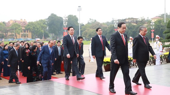 Lãnh đạo Đảng và Nhà nước đặt vòng hoa, vào Lăng viếng Chủ tịch Hồ Chí Minh ảnh 2