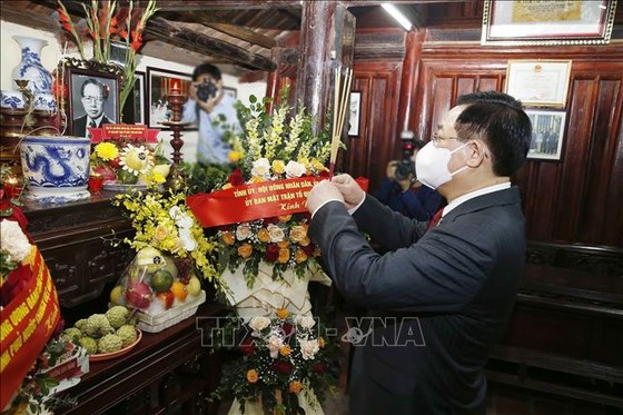 Chủ tịch Quốc hội Vương Đình Huệ dâng hương tưởng niệm đồng chí Lê Quang Đạo ảnh 1