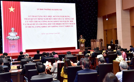Trao tặng Huy hiệu 40 năm tuổi Đảng, trao quyết định nghỉ chế độ cho các đồng chí nguyên lãnh đạo Quốc hội ảnh 1