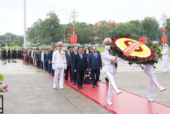 Lãnh đạo Đảng, Nhà nước, Chính phủ, Quốc hội, MTTQ Việt Nam và các đại biểu đặt vòng hoa và vào Lăng viếng Chủ tịch Hồ Chí Minh  ​ ảnh 1
