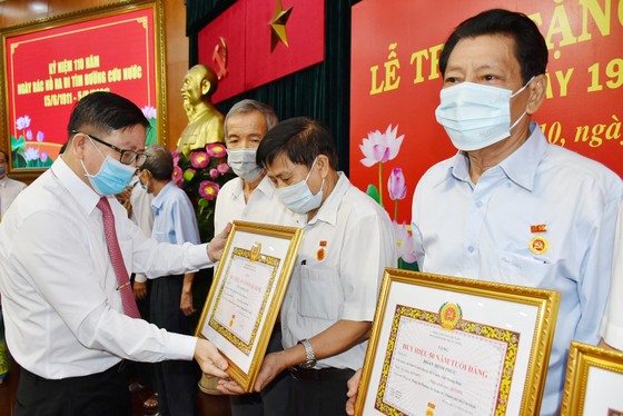 Trao Huy hiệu Đảng cho đảng viên cao tuổi Đảng ảnh 6