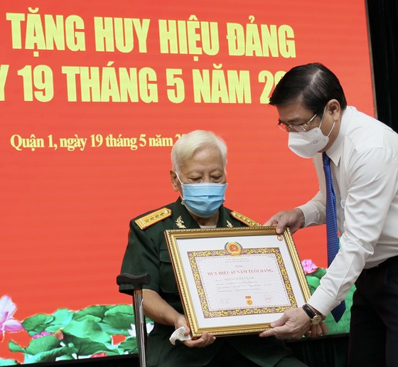 Trao tặng Huy hiệu Đảng cho 159 đảng viên cao tuổi Đảng ảnh 1