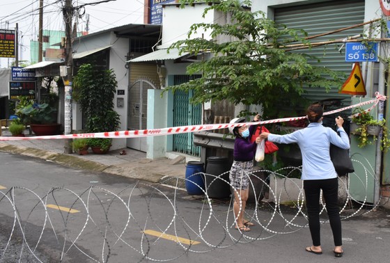 Lập chốt kiểm soát người ra vào phường Tân Phú, TP Thủ Đức ảnh 1