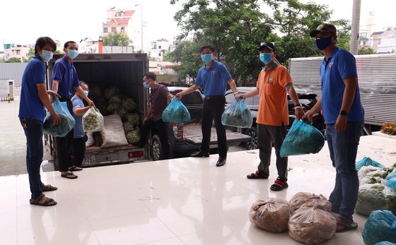 Đội tình nguyện SOS 247 vận chuyển lương thực cho người dân khu cách ly ảnh 1