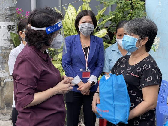 Lãnh đạo TPHCM thăm, tặng quà hộ dân khó khăn do dịch Covid-19 ảnh 1