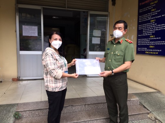 Lãnh đạo TPHCM thăm, động viên các 'pháo đài' chống dịch ảnh 5