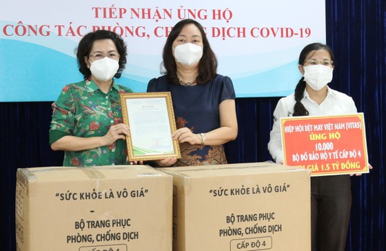 TPHCM tiếp nhận hơn 10.000 bộ đồ bảo hộ y tế ảnh 2