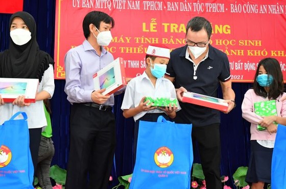 Trao tặng máy tính bảng cho học sinh dân tộc thiểu số ảnh 2