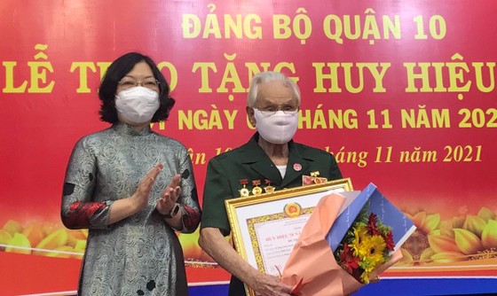 Quận 4 trao Huy hiệu Đảng cho đảng viên cao tuổi ảnh 4