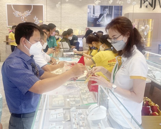 Vàng SJC cao hơn giá vàng thế giới hơn 20 triệu đồng/lượng ảnh 1