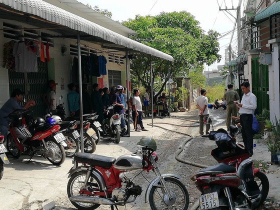 Đang giải cứu người đàn ông ôm bình gas cố thủ đổ xăng đòi đốt nhà mẹ vợ ảnh 1