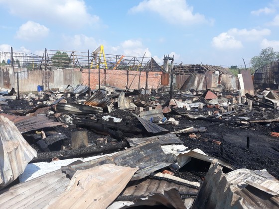 VIDEO: Hỏa hoạn thiêu rụi khu lán tạm của công nhân ảnh 11