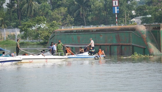 Đã tìm thấy thi thể 2 trong số 3 nạn nhân vụ chìm sà lan trên sông Đồng Nai ảnh 3