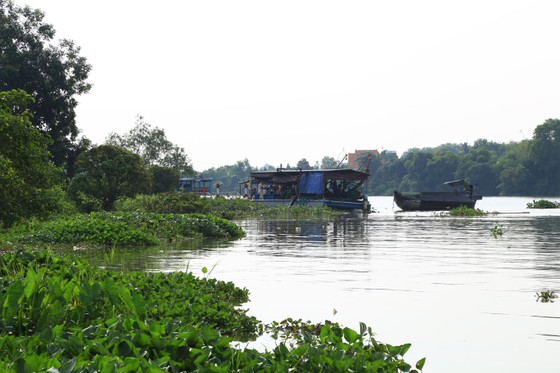 Đã tìm thấy thi thể 2 trong số 3 nạn nhân vụ chìm sà lan trên sông Đồng Nai ảnh 2