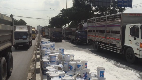 Xe container chở sơn thắng gấp, hàng trăm thùng sơn đổ trắng Quốc lộ 1  ảnh 3