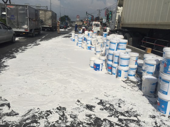 Xe container chở sơn thắng gấp, hàng trăm thùng sơn đổ trắng Quốc lộ 1  ảnh 4
