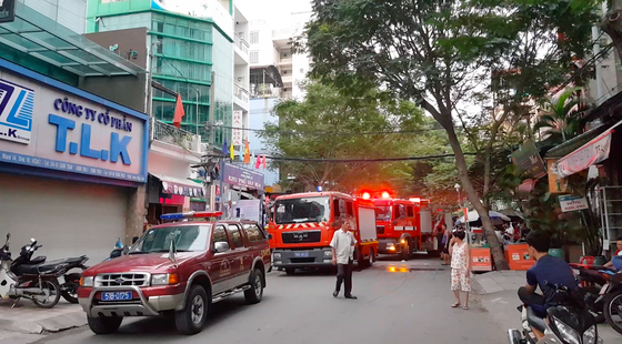 Giải cứu 2 người mắc kẹt trong đám cháy chung cư ở TPHCM ảnh 3