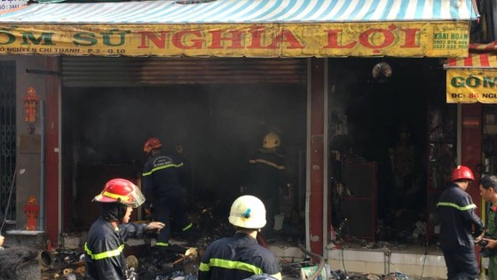 Cháy lớn tại cửa hàng đồ gốm sứ quận 10, nhiều người hoảng sợ ảnh 4