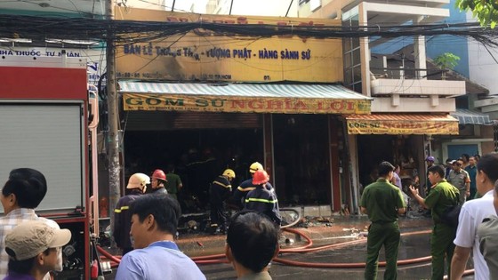 Cháy lớn tại cửa hàng đồ gốm sứ quận 10, nhiều người hoảng sợ ảnh 1