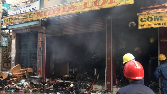 Cháy lớn tại cửa hàng đồ gốm sứ quận 10, nhiều người hoảng sợ ảnh 5