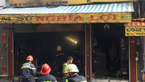 Cháy lớn tại cửa hàng đồ gốm sứ quận 10, nhiều người hoảng sợ ảnh 10