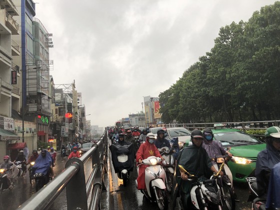 Cửa ngõ sân bay Tân Sơn Nhất rối loạn do ngập nước kết hợp với kẹt xe ảnh 18