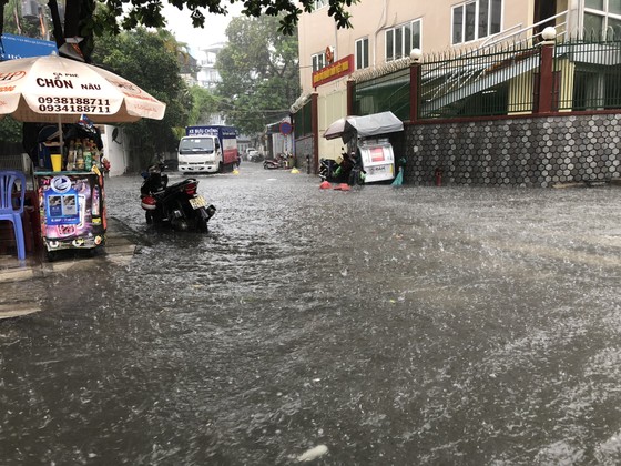 Cửa ngõ sân bay Tân Sơn Nhất rối loạn do ngập nước kết hợp với kẹt xe ảnh 6