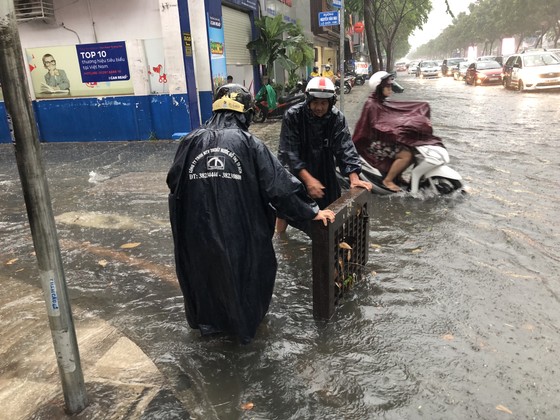 Cửa ngõ sân bay Tân Sơn Nhất rối loạn do ngập nước kết hợp với kẹt xe ảnh 7