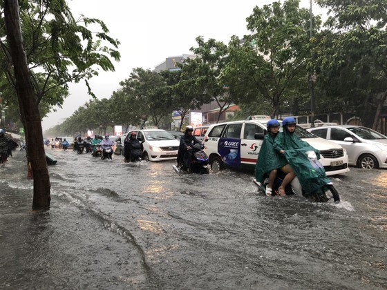 Cửa ngõ sân bay Tân Sơn Nhất rối loạn do ngập nước kết hợp với kẹt xe ảnh 8