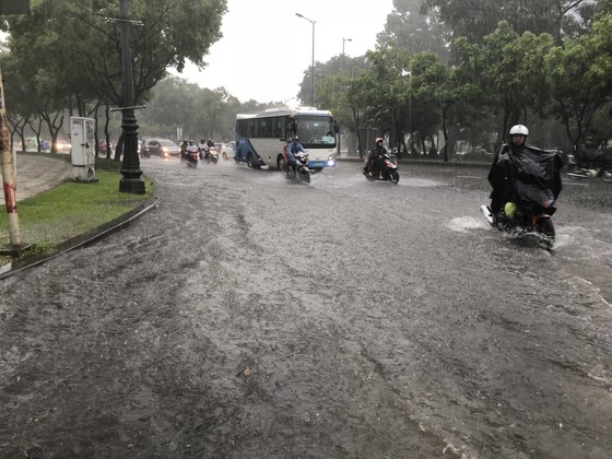 Cửa ngõ sân bay Tân Sơn Nhất rối loạn do ngập nước kết hợp với kẹt xe ảnh 2