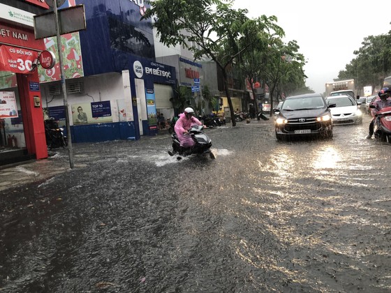Cửa ngõ sân bay Tân Sơn Nhất rối loạn do ngập nước kết hợp với kẹt xe ảnh 1