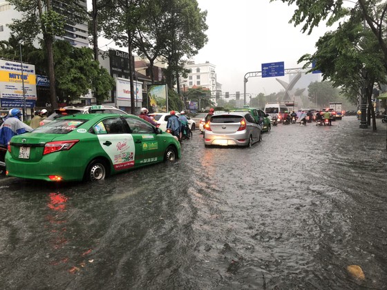Cửa ngõ sân bay Tân Sơn Nhất rối loạn do ngập nước kết hợp với kẹt xe ảnh 3