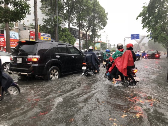 Cửa ngõ sân bay Tân Sơn Nhất rối loạn do ngập nước kết hợp với kẹt xe ảnh 4