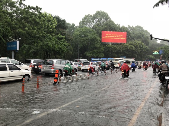 Cửa ngõ sân bay Tân Sơn Nhất rối loạn do ngập nước kết hợp với kẹt xe ảnh 5