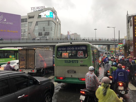 Cửa ngõ sân bay Tân Sơn Nhất rối loạn do ngập nước kết hợp với kẹt xe ảnh 12