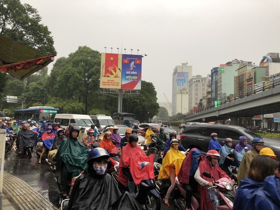 Cửa ngõ sân bay Tân Sơn Nhất rối loạn do ngập nước kết hợp với kẹt xe ảnh 11