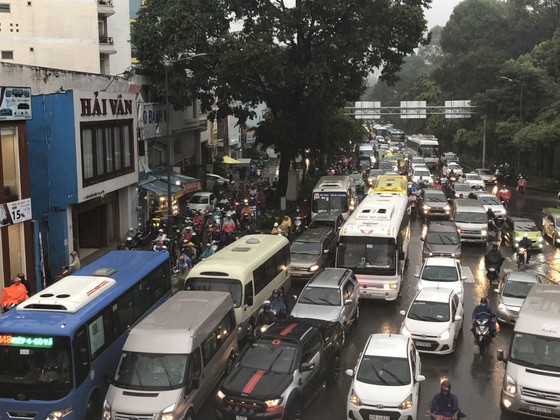 Cửa ngõ sân bay Tân Sơn Nhất rối loạn do ngập nước kết hợp với kẹt xe ảnh 14