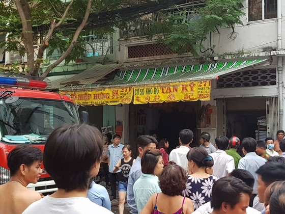 Căn nhà 4 tầng bốc cháy dữ dội, nhiều nhân viên chạy tán loạn ảnh 2