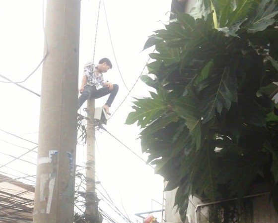 Giải cứu nam thanh niên nghi ngáo đá leo lên cột điện la hét ở quận Thủ Đức ảnh 3