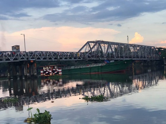 Thi thể thanh niên trôi sông Sài Gòn, người dân theo dõi khiến cầu sắt Phú Long ùn ứ ảnh 3