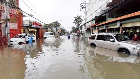 Đi trong cơn mưa từ quận Bình Tân về Bình Chánh, nam thanh niên bị nước cuốn mất tích ảnh 8