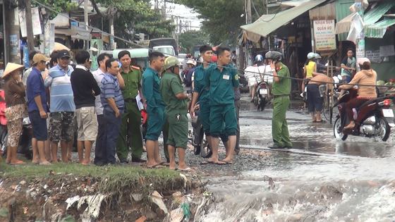 Đi trong cơn mưa từ quận Bình Tân về Bình Chánh, nam thanh niên bị nước cuốn mất tích ảnh 1