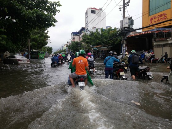 Đi trong cơn mưa từ quận Bình Tân về Bình Chánh, nam thanh niên bị nước cuốn mất tích ảnh 21