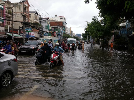 Đi trong cơn mưa từ quận Bình Tân về Bình Chánh, nam thanh niên bị nước cuốn mất tích ảnh 23
