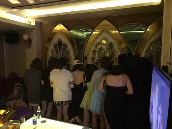 Tiếp viên khêu gợi ngồi ôm ấp khách ngoại quốc trong khách sạn ở trung tâm TPHCM ảnh 2