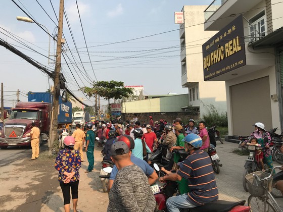 Người dân truy đuổi xe container cán chết người rồi bỏ chạy ảnh 4