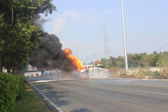  Xe bồn chở xăng dầu bốc cháy dữ dội trên xa lộ Hà Nội ảnh 2